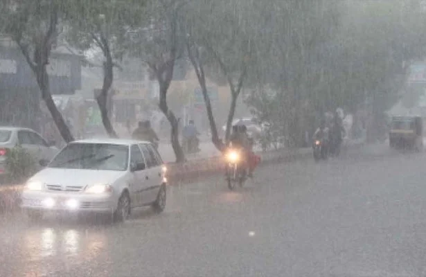 Heavy rain slows Islamabad traffic as CDA teams step up drainage operations