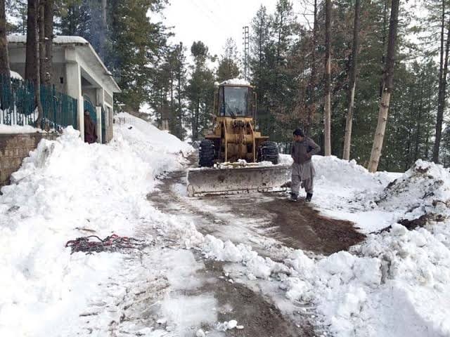 Roads reopened after snowfall in Galiyat, salting operation underway