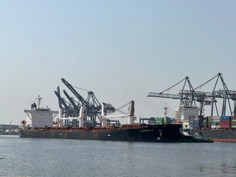 KPT handles bulk wheat cargo at KGTML
