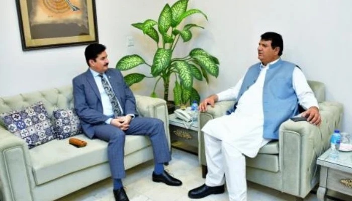 Governor Kundi, Amir Muqam discuss KP security, political situation