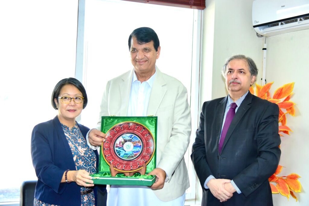 Pakistan, UNHCR discuss protection of Afghan refugees