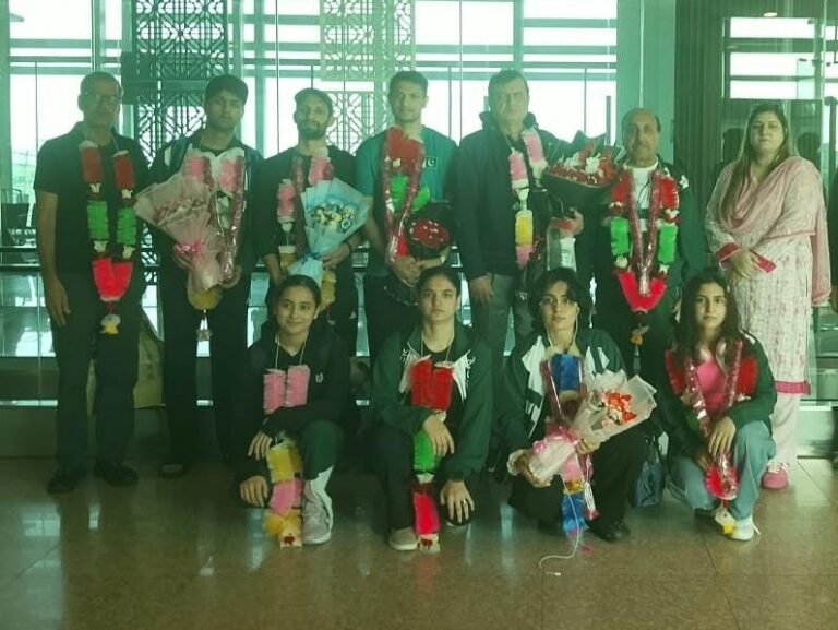 Pakistan squash heroes accorded rousing welcome at Islamabad Airport