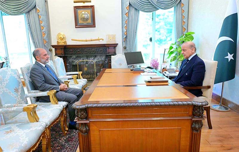Prime Minister Muhammad Shehbaz Sharif meets Lieutenant General (Retd) Nauman Mahmood, the first Secretary General of the Mecca Defence Alliance.