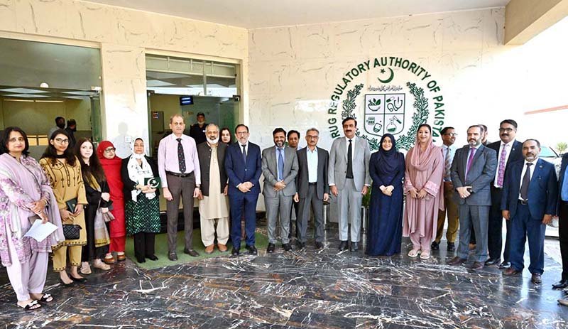 The First Lady of the Maldives, Ms. Sajidha Mohamed in a group photograph during her visit to the Drug Regulatory Authority of Pakistan (DRAP)