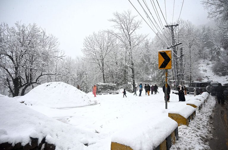 First snowfall of winter attracts tourists to Galiyat