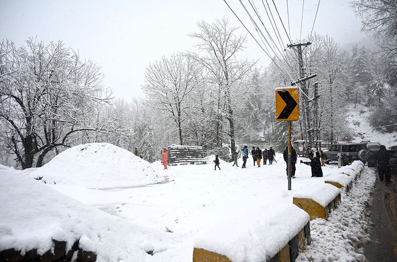 First snowfall of winter attracts tourists to Galiyat