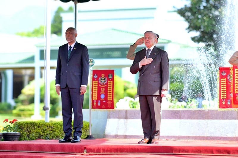 President of the Maldives H.E. Muhammad Muizzu receives guard of honor at the Prime Minister's House