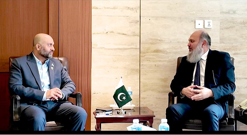 Federal Minister for Commerce Jam Kamal Khan meets EXIM Bank CEO Shahbaz H. Syed to discuss export financing and credit insurance for Pakistani exporters.