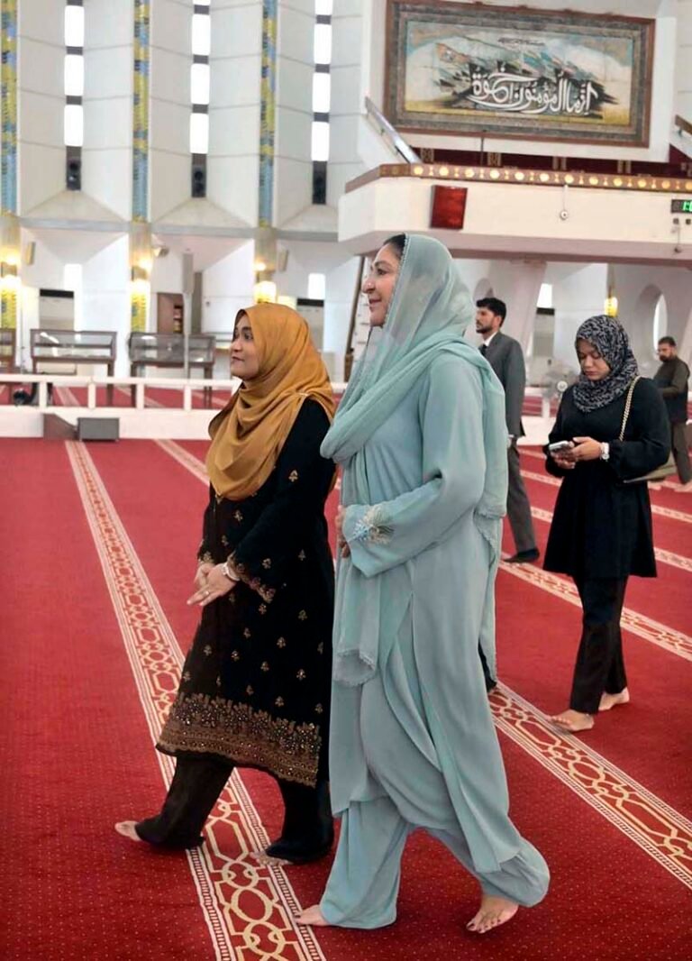 First Lady of Maldives Madam Sajidha Mohamed along with Minister of State for Federal Education and Professional Training Wajiha Qamar visit the Faisal Mosque