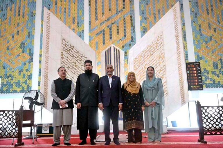 President of the Republic of Maldives Dr. Mohamed Muizzu and First Lady Madam Sajidha Mohamed along with Federal Minister for Maritime Affairs Muhammad Junaid Anwar Chaudhry and Minister of State for Federal Education and Professional Training Wajiha Qamar pose for a photograph during their visit to the Faisal Mosque