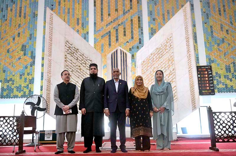 President of the Republic of Maldives Dr. Mohamed Muizzu and First Lady Madam Sajidha Mohamed along with Federal Minister for Maritime Affairs Muhammad Junaid Anwar Chaudhry and Minister of State for Federal Education and Professional Training Wajiha Qamar pose for a photograph during their visit to the Faisal Mosque