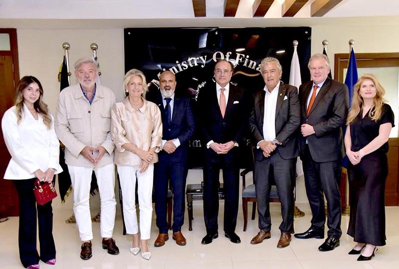 Federal Minister for Finance and Revenue, Senator Muhammad Aurangzeb, in a group photo with Ambassador of the Kingdom of the Netherlands to Pakistan, Robert-Jan Siegert, and Merlin Melles, Founder and CEO of Founders Carbon Network (FCN), along with members of the Dutch business delegation.