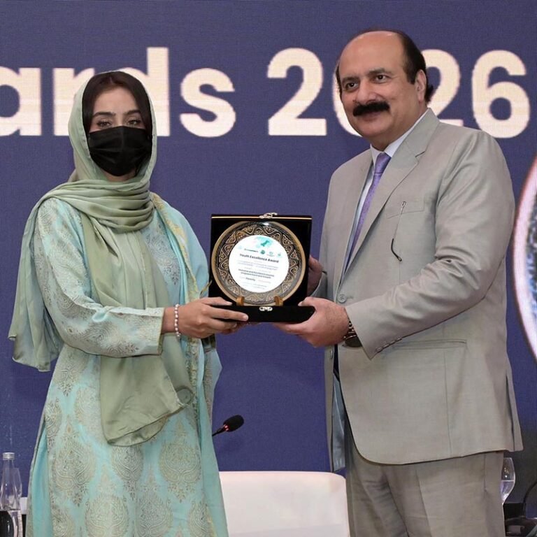 Chairman of the Prime Minister’s Youth Programme (PMYP), Rana Mashhood Ahmad Khan, presents an award to a female participant during the International Conference on “Inclusive and Resilient Economic Empowerment and Growth,” organized by the Pakistan Poverty Alleviation Fund (PPAF) at a local hotel.