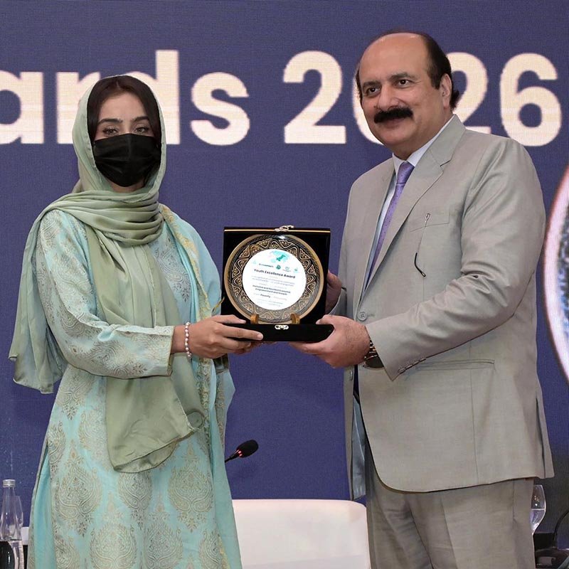 Chairman of the Prime Minister’s Youth Programme (PMYP), Rana Mashhood Ahmad Khan, presents an award to a female participant during the International Conference on “Inclusive and Resilient Economic Empowerment and Growth,” organized by the Pakistan Poverty Alleviation Fund (PPAF) at a local hotel.