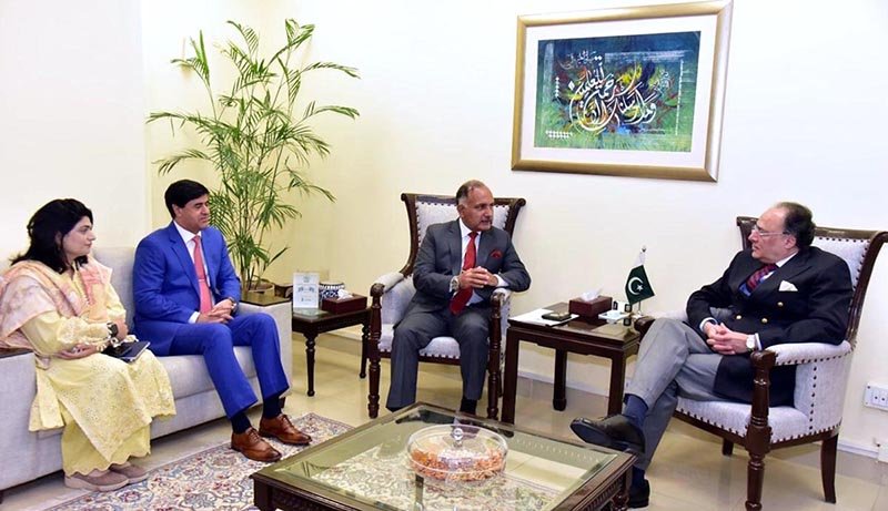 Federal Minister for Finance and Revenue, Senator Muhammad Aurangzeb, meeting with outgoing NDMA Chairman Lieutenant General Inam Haider Malik and incoming Chairman Lieutenant General Hasan Khattak to discuss disaster preparedness, climate resilience and institutional capacity