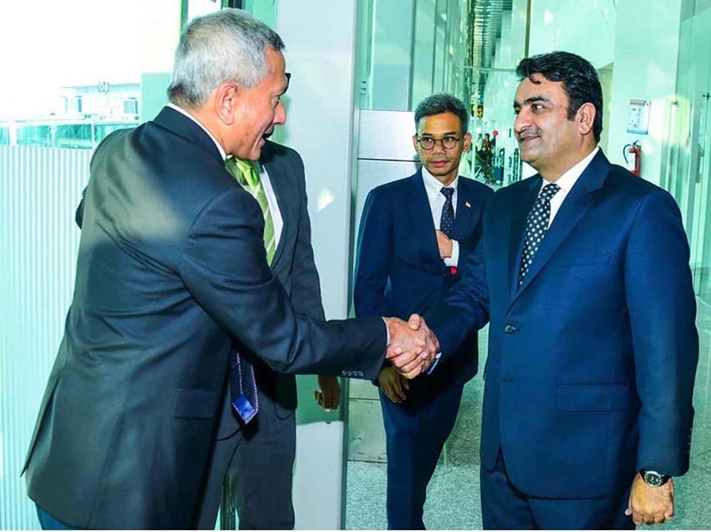 – Singaporean Foreign Minister Dr. Vivian Balakrishnan is received by Director General East Asia Pacific Shahid Seehar upon his arrival at Islamabad International Airport.