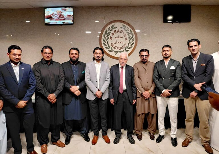 Federal Minister for Board of Investment, Qaiser Ahmed Sheikh attended a reception hosted in his honour by prominent Pakistani businessmen in Jeddah and overwhelming number of Pakistani business community attended the event