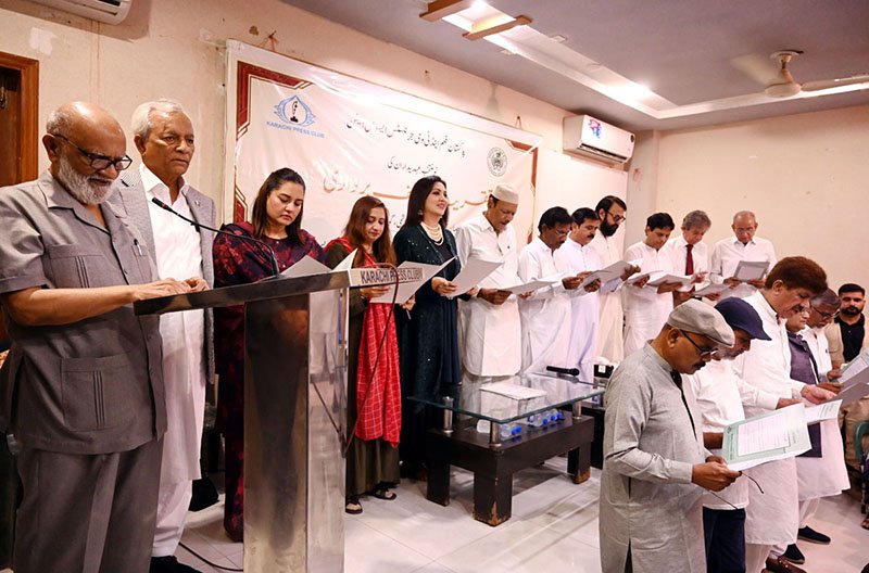 Senior journalist Mehmood Sham administers the oath to newly elected office-bearers of the Pakistan Film and TV Journalists Association at the Karachi Press Club. Sindh Governor Nehal Hashmi is also present on the occasion.