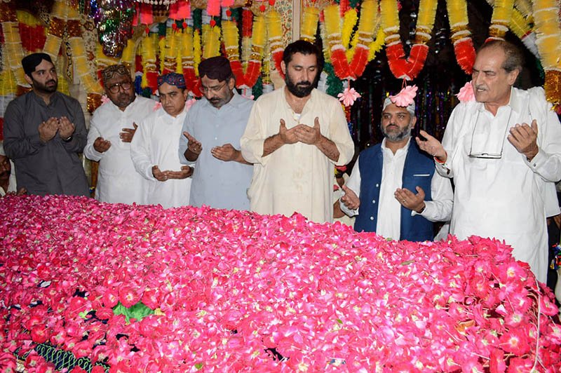 MNA Zain Qureshi and others offer Fateha at the shrine of Hazrat Shah Rukn-e-Alam during the annual 713th Urs celebrations