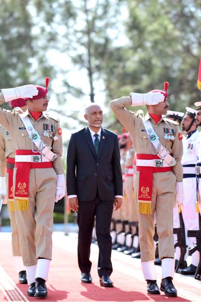 President of the Maldives H.E. Muhammad Muizzu receives guard of honor at the Prime Minister’s House
