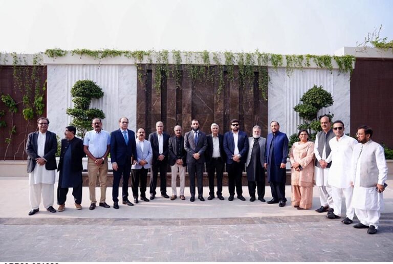 Federal Minister for Information and Broadcasting, Attaullah Tarar in a group photo with a delegation of the Council of Pakistan Newspaper Editors (CPNE), Secretary MoIB Ashfaq Ahmad Khalil and PIO, Raisa Adil are also present on the occasion.