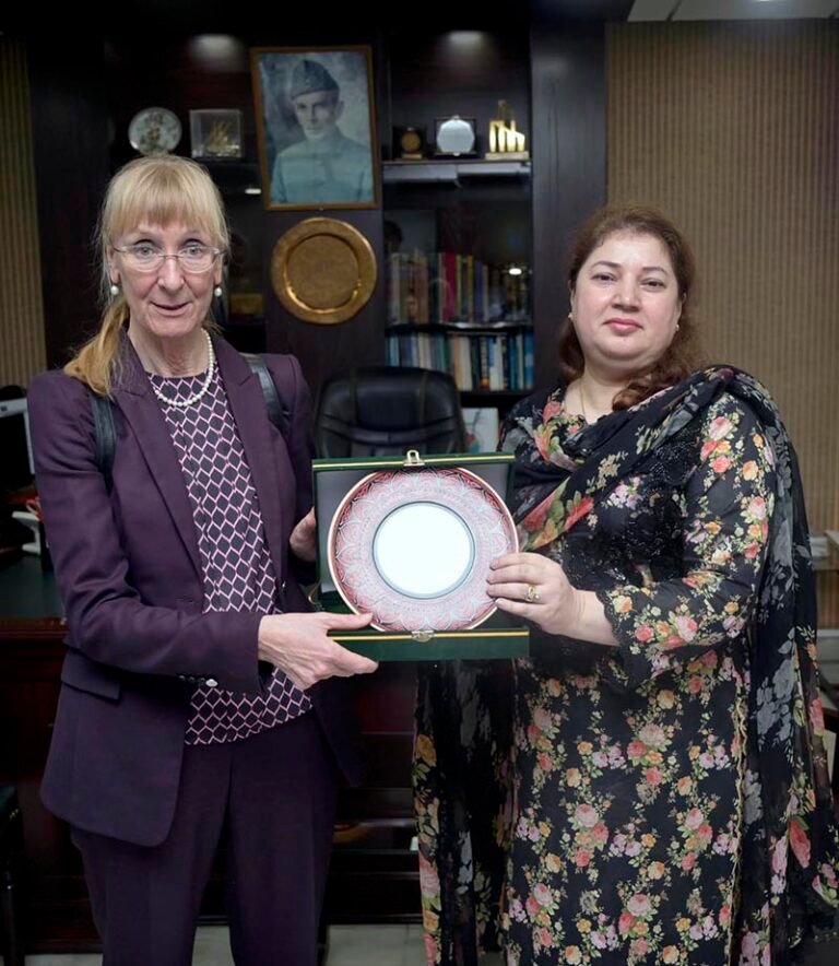 Acting Managing Director Sabeen Usman Khattak presenting souvenir to German Ambassador to Pakistan Ms. Ina Lepel at APP Headquarters.