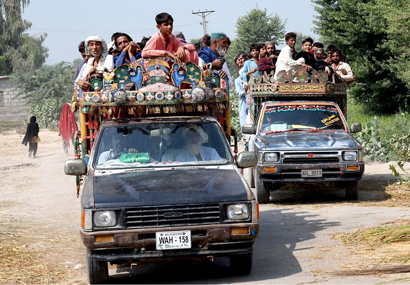 A large number of passengers traveling on the rooftop of vans at Fatehpur Mirani village Road may cause any mishap and needs the attention of concerned authorities