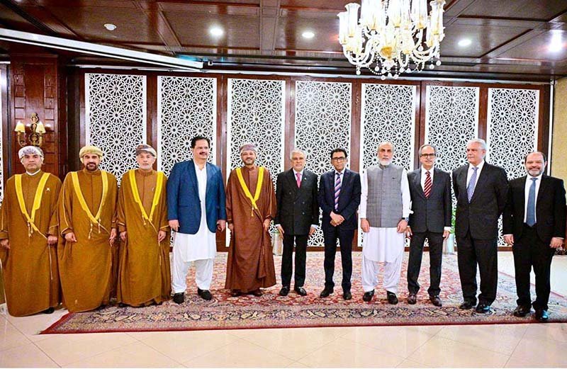 Deputy Prime Minister/Foreign Minister Senator Mohammad Ishaq Dar, along with the Foreign Minister of the Sultanate of Oman, Sayyid Badr bin Hamad bin Hamood Albusaidi, in a group photo at the successful conclusion of the 8th Session of the Pakistan-Oman JMC at the Ministry of Foreign Affairs