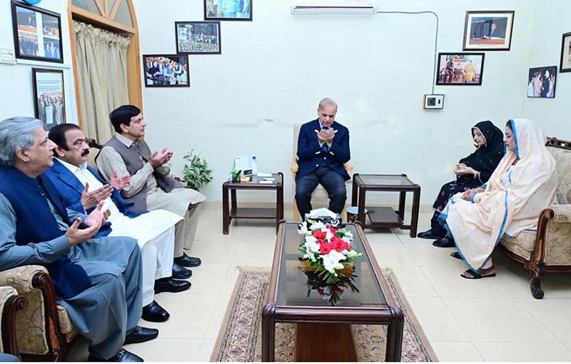 Prime Minister Muhammad Shehbaz Sharif visits the residence of late MNA Chaudhry Ashraf, offering condolences over the demise of the parliamentarian.