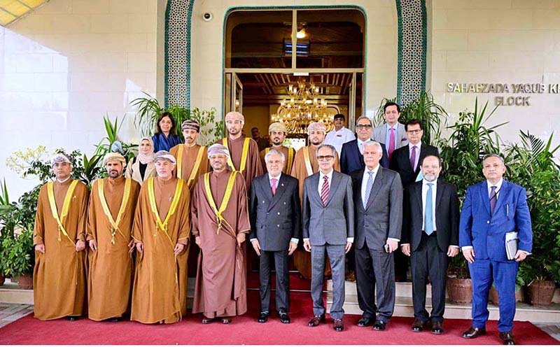 Deputy Prime Minister/Foreign Minister Senator Mohammad Ishaq Dar, along with the Foreign Minister of the Sultanate of Oman, Sayyid Badr bin Hamad bin Hamood Albusaidi, in a group photo at the successful conclusion of the 8th Session of the Pakistan-Oman JMC at the Ministry of Foreign Affairs