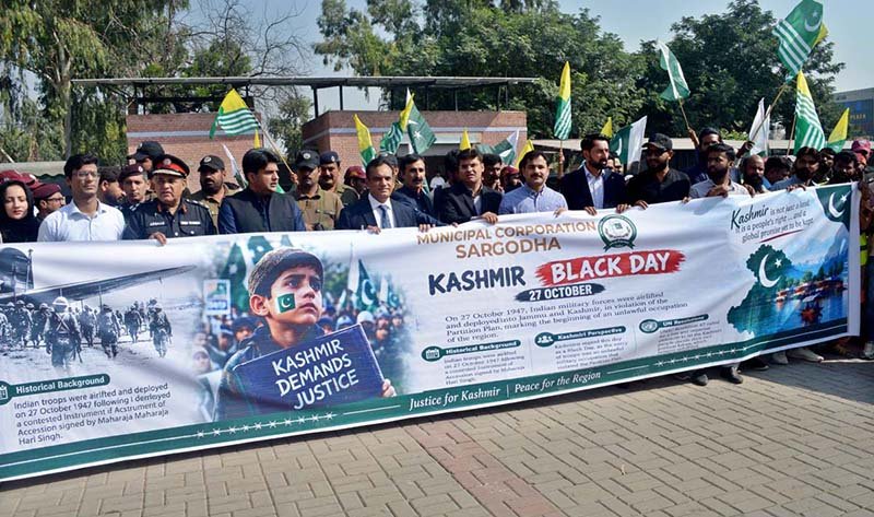 Commissioner Hafiz Shoukat Ali, Deputy Commissioner Hussain Ahmad Raza Chaudhary, civil defense personnel and citizens participate in a Kashmir Black Day solidarity rally at the Arts Council.
