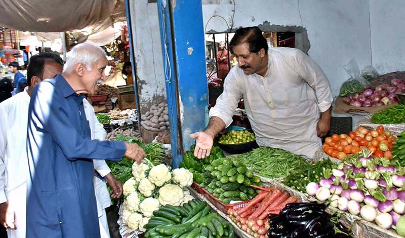 Federal Minister for the Board of Investment Qaiser Ahmed Sheikh visits the main bazaars of Chiniot on Sunday to learn about the problems faced by citizens