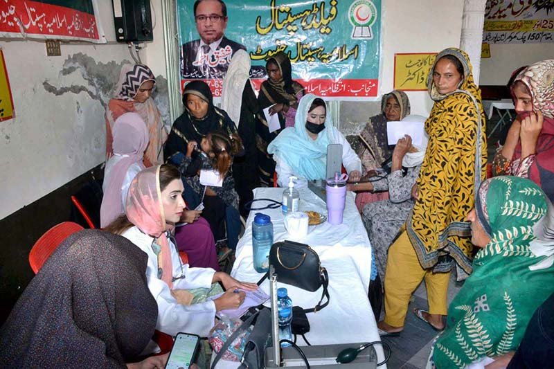 Doctors and paramedical staff examine patients and provide free medical tests and medicines during a free medical camp organised by Islamia Hospital Chiniot at Chak No. 150, Khokhrawala, in Tehsil Bhowana