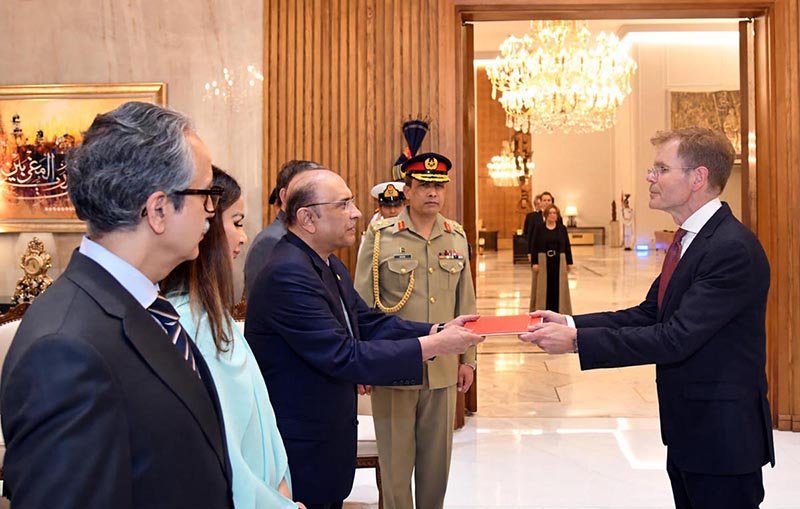 President Asif Ali Zardari receiving the credentials of Ambassador-designate of Norway, Sigvald Hauge, at Aiwan-e-Sadr