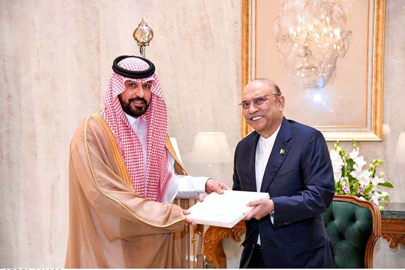 President Asif Ali Zardari presenting a memento to Ambassador-designate of Saudi Arabia, Dr Rajeh Tami Albugamy, who calls on the President to present his credentials, at Aiwan-e-Sadr