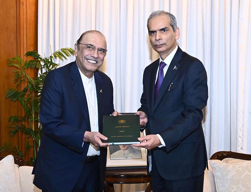 President Asif Ali Zardari receiving the Annual Report for 2025 from Wafaqi Mohtasib, Naveed Kamran Baloch at Aiwan-e-Sadr.