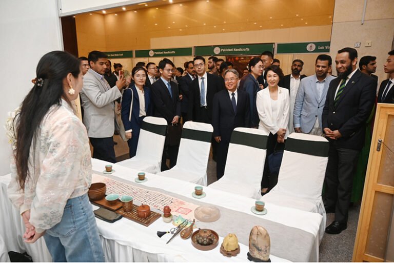 Federal Minister for Information and Broadcasting Attaullah Tarar and Ambassador of the People’s Republic of China to Pakistan H.E. Jiang Zaidong, along with other dignitaries, visit stalls after jointly unveiling the launch of the China-Pakistan Information Corridor (CPIC) during a ceremony at the Pakistan-China Friendship Centre