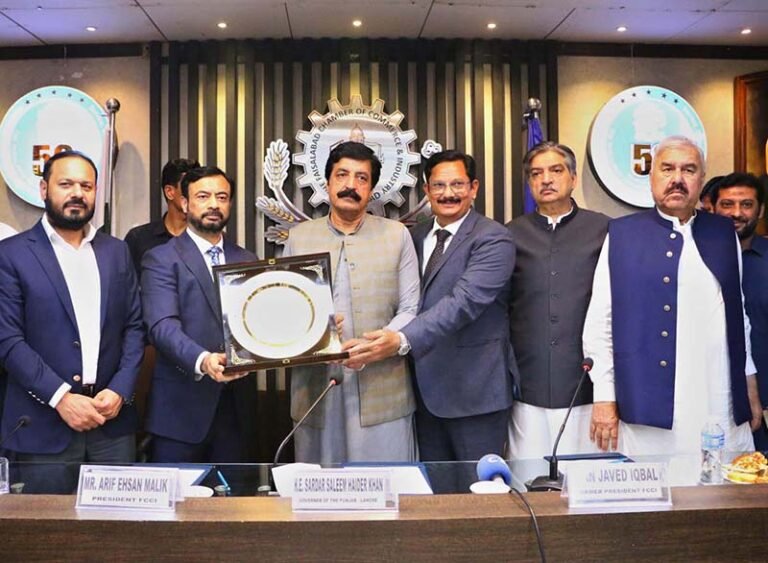 FCCI President Arif Ehsan Malik presents a memento to Punjab Governor Sardar Saleem Haider Khan during his visit to the Faisalabad Chamber of Commerce and Industry (FCCI)