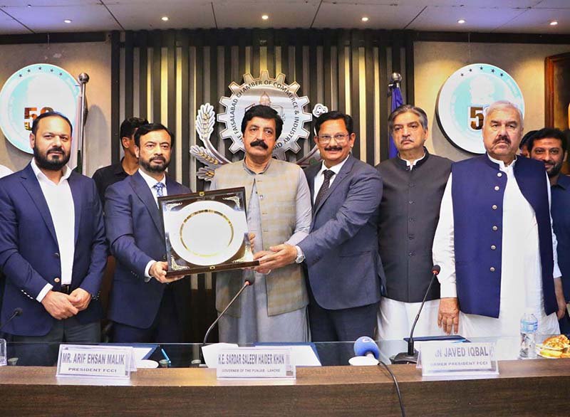 FCCI President Arif Ehsan Malik presents a memento to Punjab Governor Sardar Saleem Haider Khan during his visit to the Faisalabad Chamber of Commerce and Industry (FCCI)