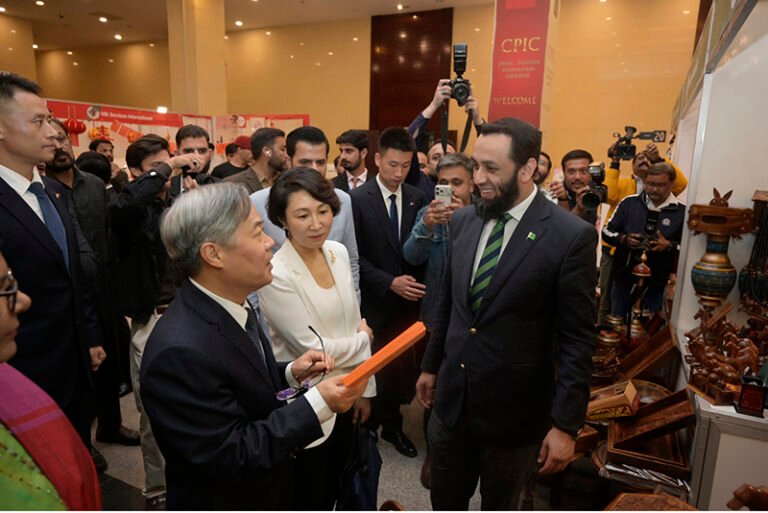 Federal Minister for Information and Broadcasting Attaullah Tarar and Ambassador of the People’s Republic of China to Pakistan H.E. Jiang Zaidong, along with other dignitaries, visit stalls during the launch of the China-Pakistan Information Corridor (CPIC) at the Pakistan-China Friendship Centre