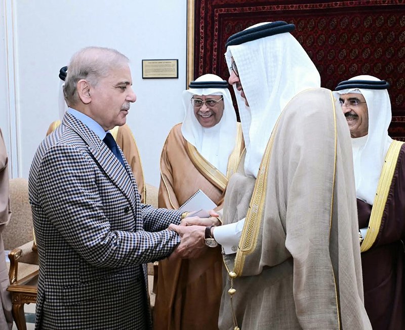 Foreign Minister of the Kingdom of Bahrain, Dr. Abdullatif bin Rashid Al-Zayani calls on Prime Minister Muhammad Shehbaz Sharif.