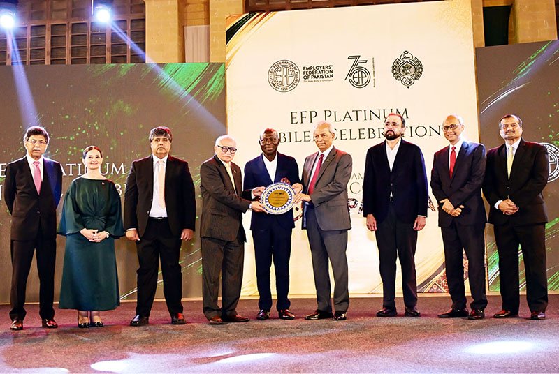 Sindh Governor Syed Muhammad Nehal Hashmi presents a shield to International Labour Organization (ILO) Director-General Gilbert F. Houngbo at Governor House