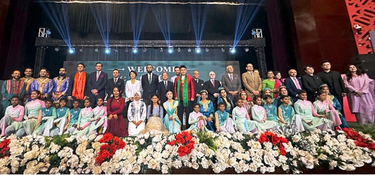 Federal Minister for Information and Broadcasting Attaullah Tarar and Ambassador of the People’s Republic of China to Pakistan H.E. Jiang Zaidong pose for a group photograph along with other dignitaries, participants and artists after the launch ceremony of the China-Pakistan Information Corridor (CPIC) at the Pakistan-China Friendship Centre