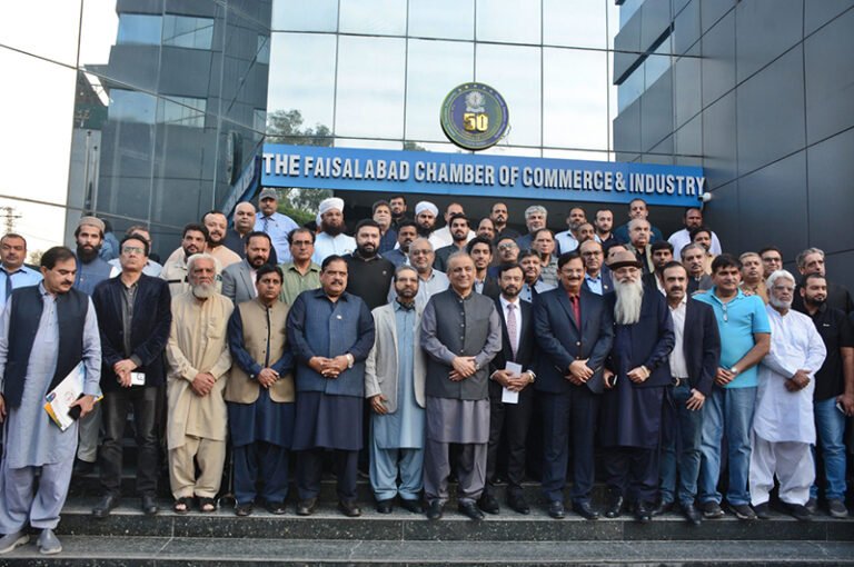 Group photo of local traders and businessmen with Federal Minister for Communications Abdul Aleem Khan during his visit to Faisalabad Chamber of Commerce & Industry (FCCI)