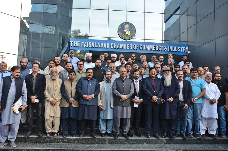 Group photo of local traders and businessmen with Federal Minister for Communications Abdul Aleem Khan during his visit to Faisalabad Chamber of Commerce & Industry (FCCI)
