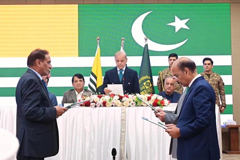 Prime Minister Muhammad Shehbaz Sharif takes oath from the new members of Azad Jammu and Kashmir Council