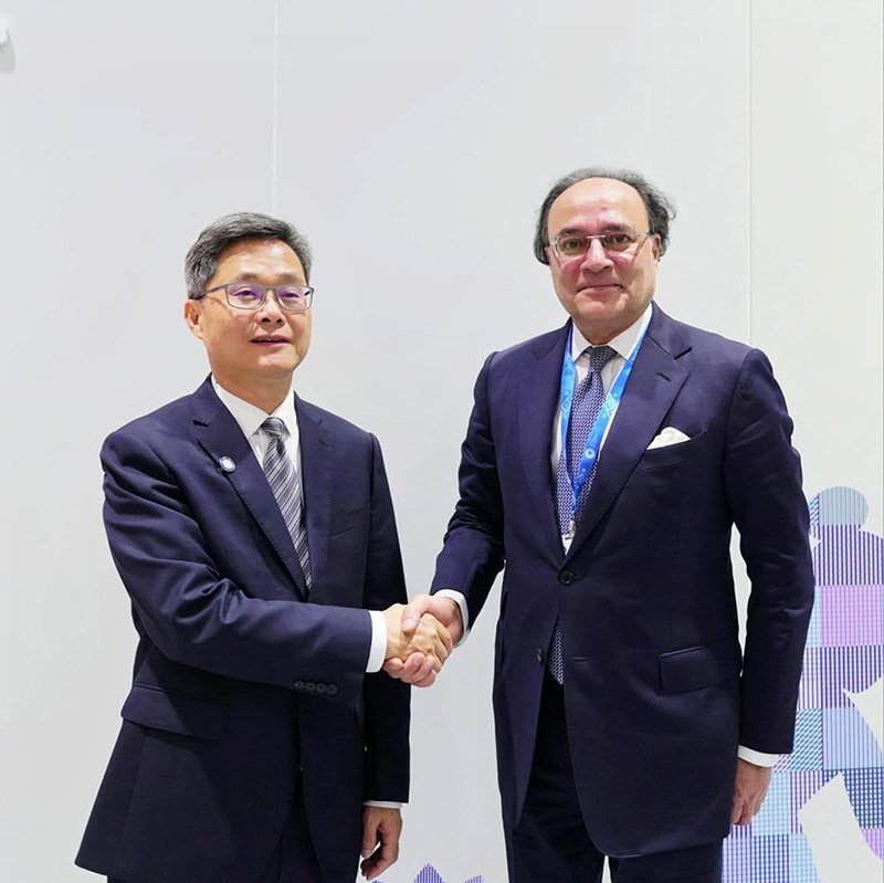Federal Minister for Finance and Revenue, Senator Muhammad Aurangzeb, shaking hands with Lan Fo’an, Minister of Finance of China, during a meeting to discuss bilateral financial cooperation, access to Chinese capital markets and regional economic collaboration.