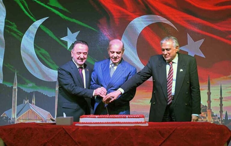 Prime Minister Muhammad Shehbaz Sharif cuts the cake to celebrate the Republic Day of Turkiye.