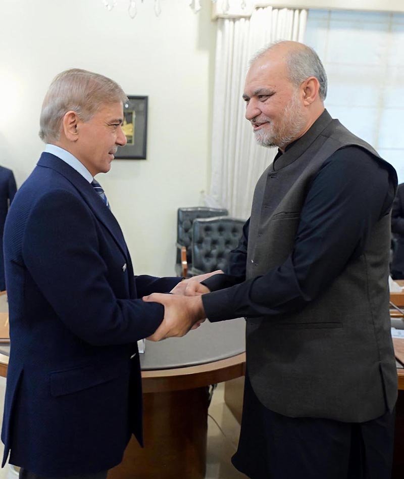 ISLAMABAD: October 27 – Prime Minister Muhammad Shehbaz Sharif shaking hands with Ameer Jamaat Islami Hafiz Naeem-ur-Rehman at Prime Minister’s House.