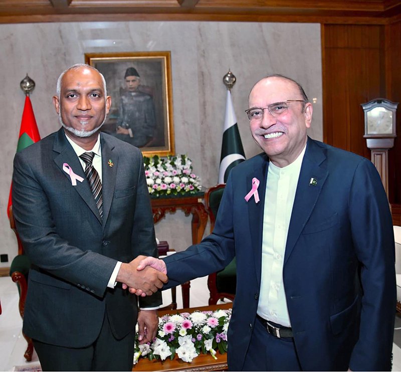 President Asif Ali Zardari shaking hands with President of the Republic of Maldives Dr Mohamed Muizzu at Aiwan-e-Sadr